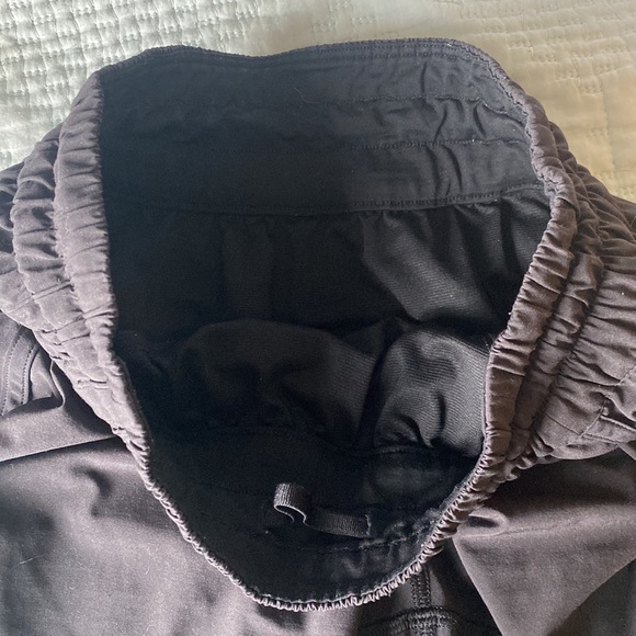 BLACK LULULEMON TRACKER SHORTS - Picture 3 of 5